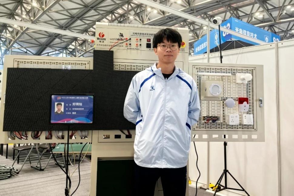銀牌得主、光電信息技術項目鄭錦燦。廈門技師學院供圖