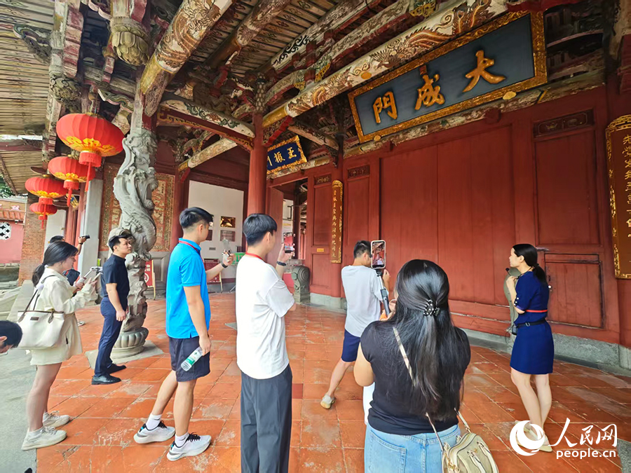 主播們直播推介仙游文廟內的大成門。人民網 黃東儀攝