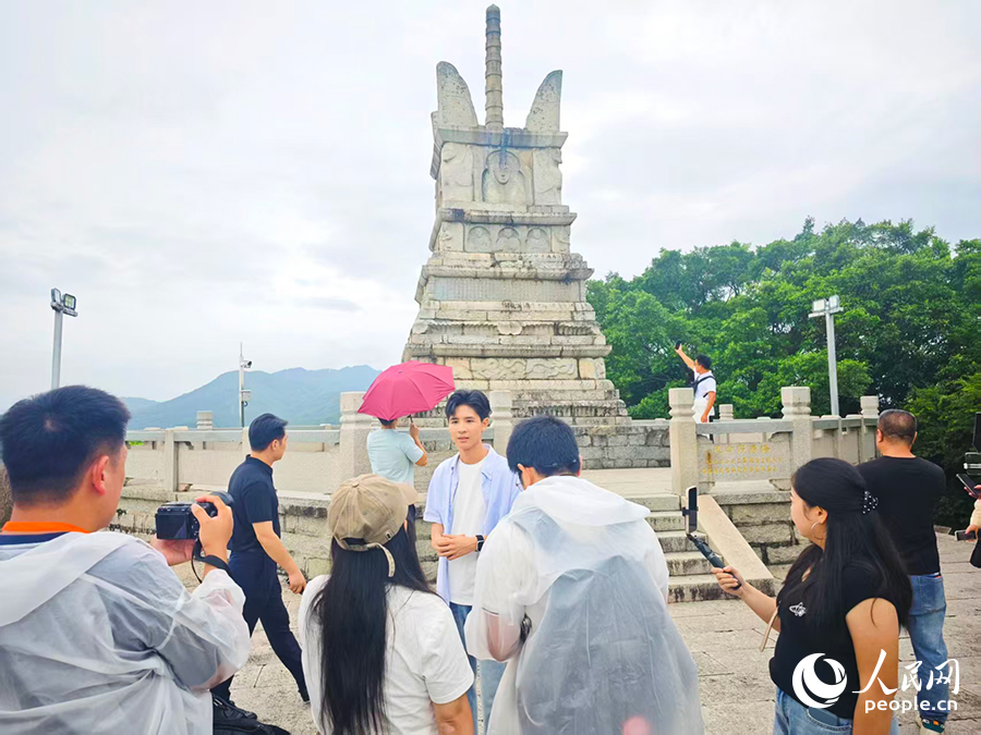 主播們直播推介仙游楓亭塔斗山上的天中萬壽塔。人民網 黃東儀攝