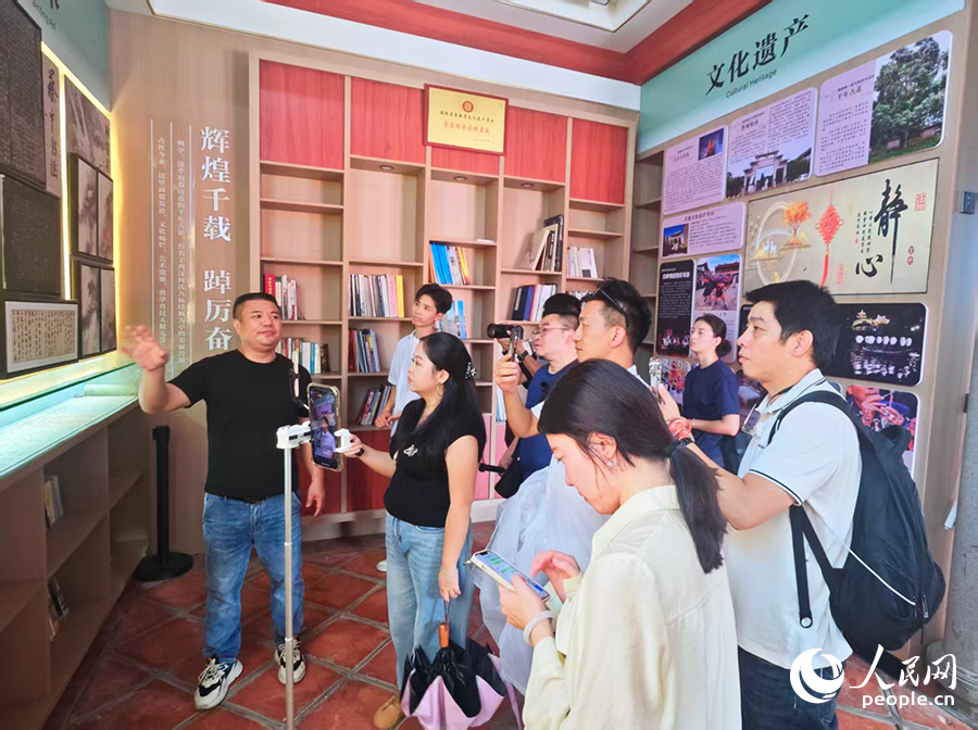 塔斗山文昌閣內，主播們被楓亭陣的歷史文脈深深吸引。人民網 黃東儀攝