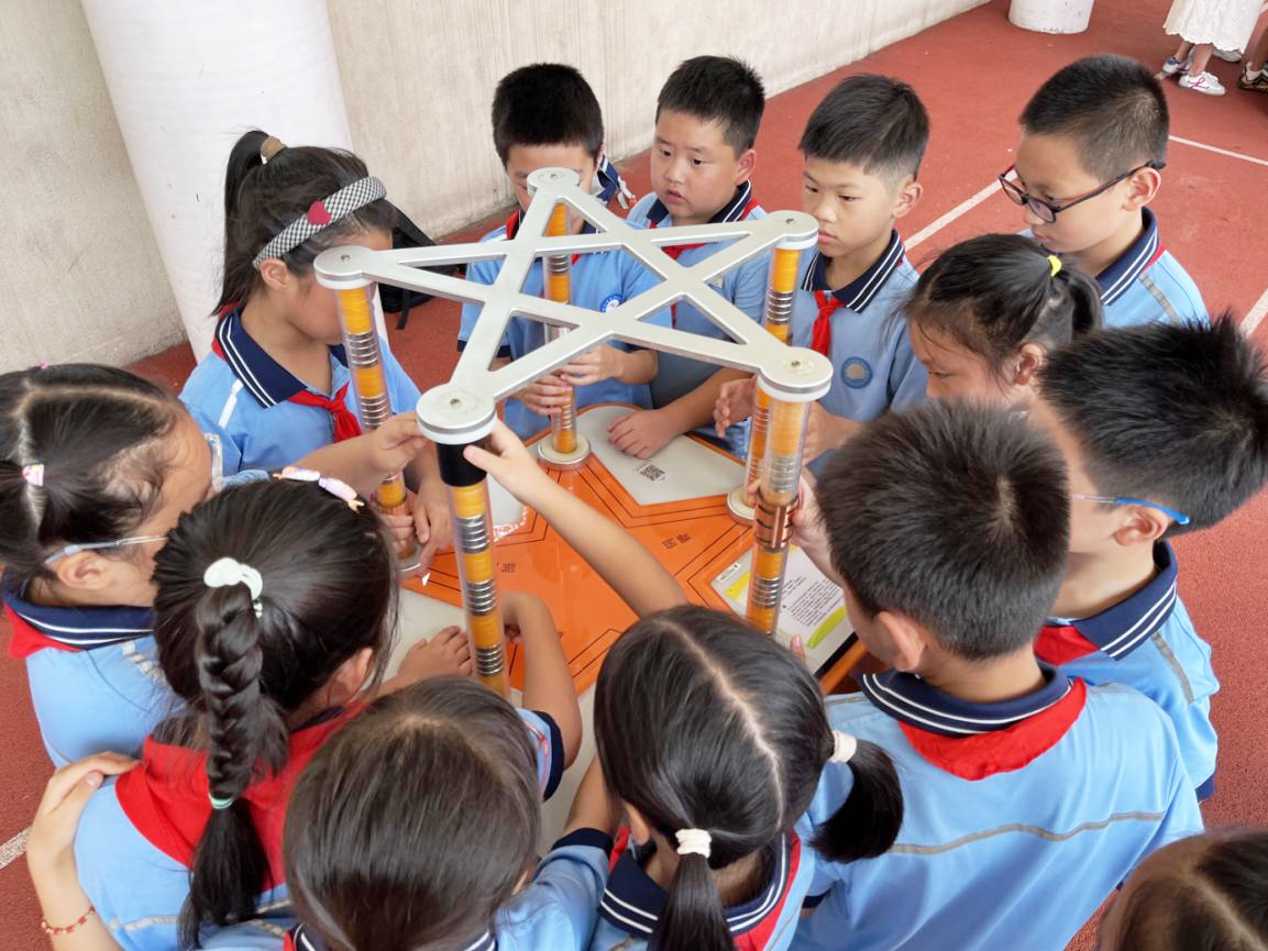 孩子們在操作五角星實驗裝置。