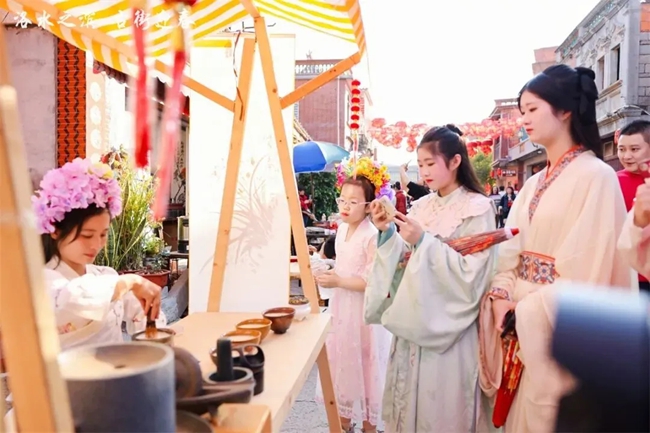穿古裝，游古城