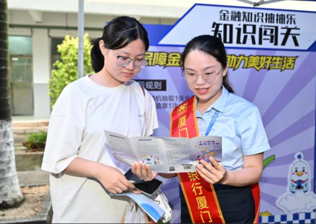 學生們積極參與“打卡闖關”。