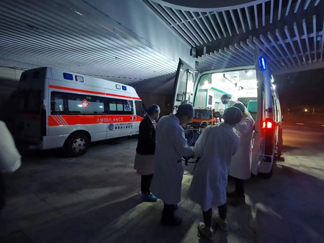 转运团队星夜ECMO护航。福建省儿童医院供图