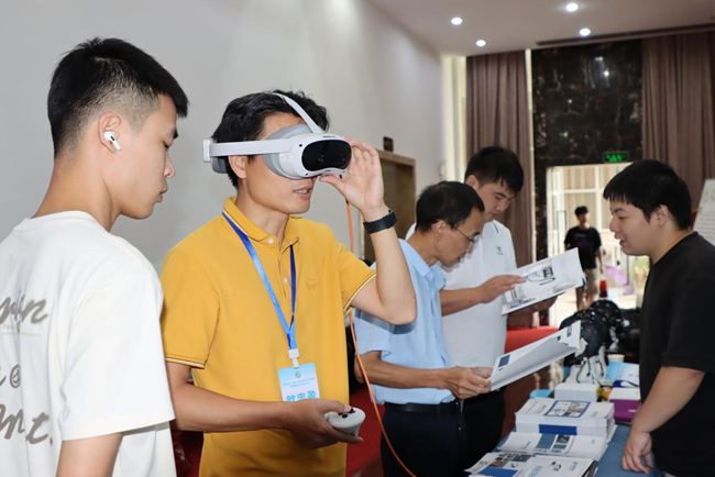 參會嘉賓實地體驗森林康養裝備