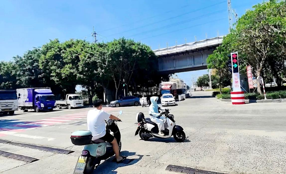 莆田市涵區周墩村路口新裝的智能紅綠燈設備。