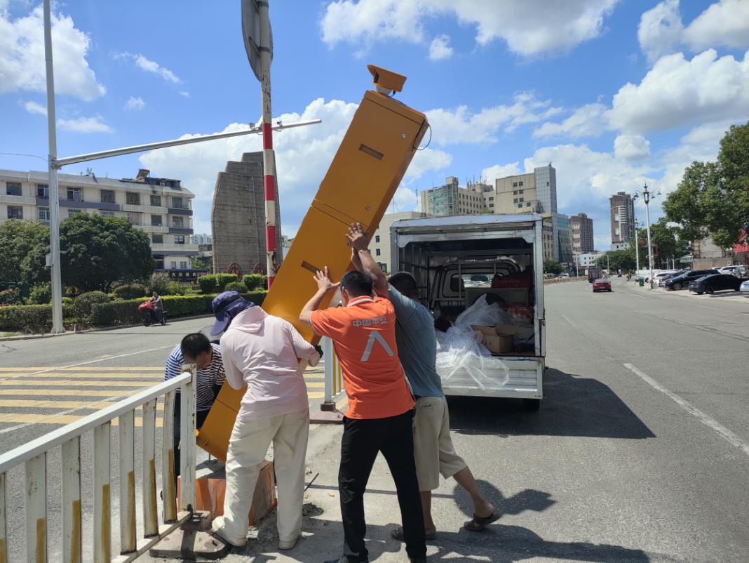 平安產險莆田中心支公司工作人員參與智能交通設備實地安裝工作。