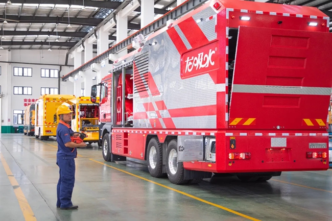 工人正在對龍吸水大流量應急排水車進行組裝測試