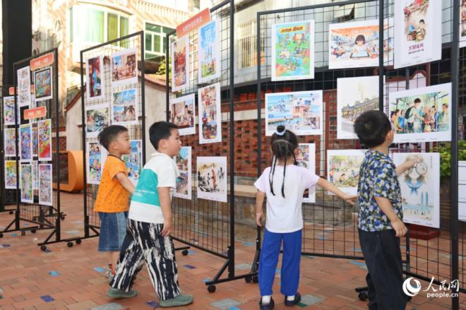 活动现场集中展示“AI文明 爱思明”优秀作品。人民网记者 陈博摄