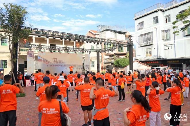 新市民、村民代表等集体热身。人民网记者 陈博摄