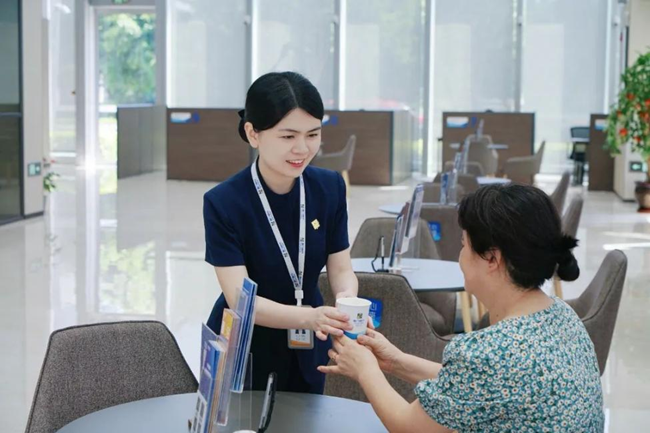 工作人員耐心服務老年客戶