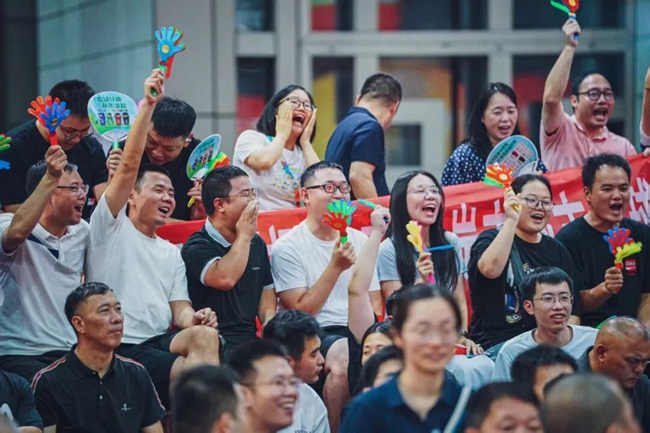 现场观众热情高涨