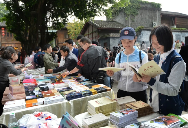 “坊巷悅讀家”誦讀書會現場，市民和游客選購圖書。記者 葉義斌攝