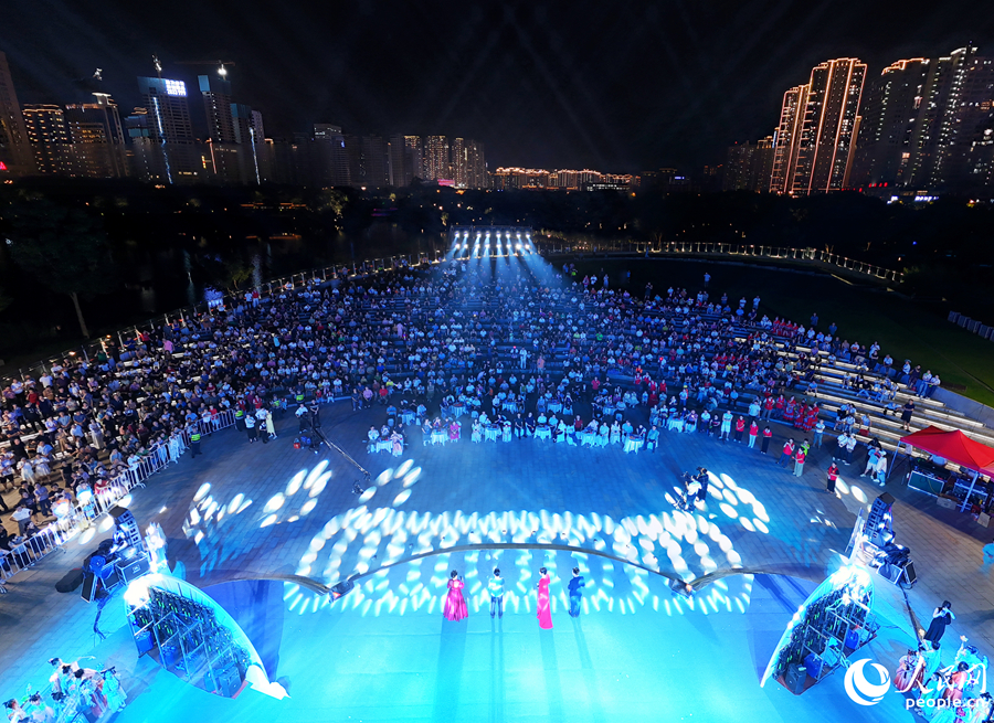 第六屆海峽客家中秋晚會於9月28日晚在龍岩市龍津湖公園啟幕。人民網記者 李昌乾攝