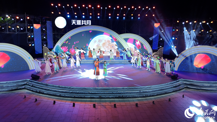 梅州的李詩琪(左)、陳思霖等共同演唱的新客家山歌《八月十五月光光》,傳遞濃濃的客家風情。人民網記者 李昌乾攝