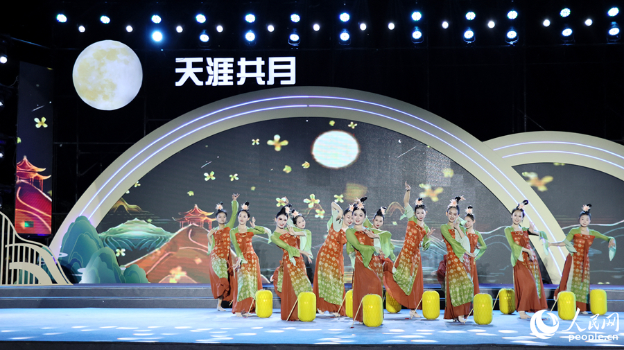 舞蹈《月是故鄉明》表演。人民網記者 李昌乾攝