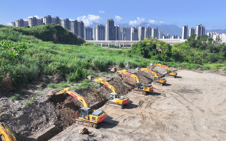 温福高铁宁德站甬广场开工点施工作业。中铁十一局供图