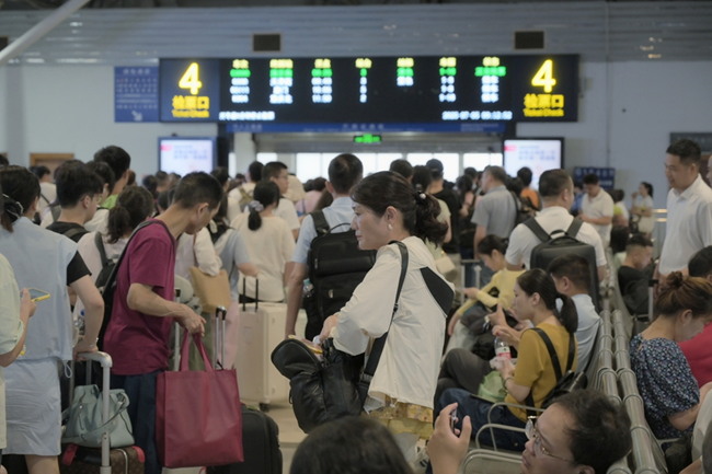 旅客在福州火車站候車大廳排隊等候上車。鄒海杰攝