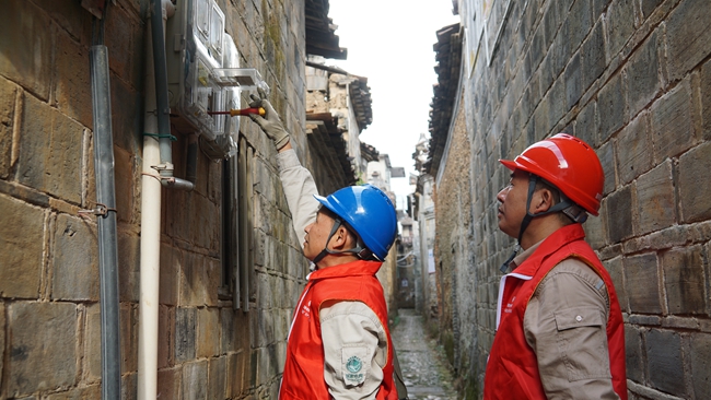9月29日,国网邵武市供电公司的工作人员正在深巷中检查计量箱
