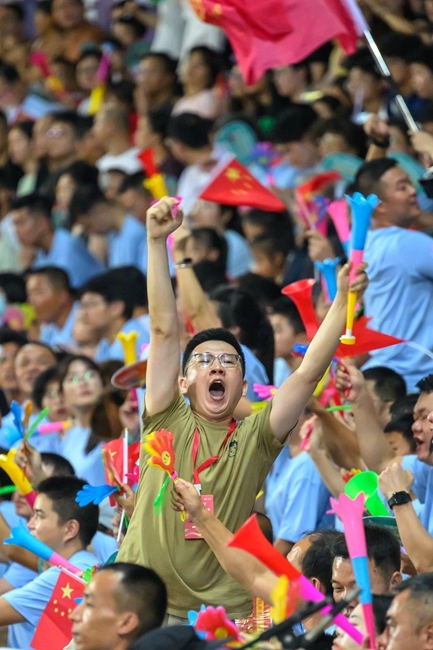 “莆超”决赛现场，球迷现场呐喊助威。蔡昊摄