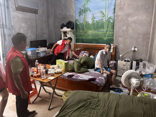 三山鎮沁前村黨支部組織青年黨員與困難黨員“一對一”結對幫扶。三山鎮供圖