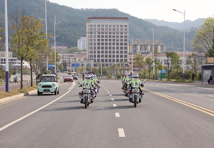 铁骑正在巡逻。