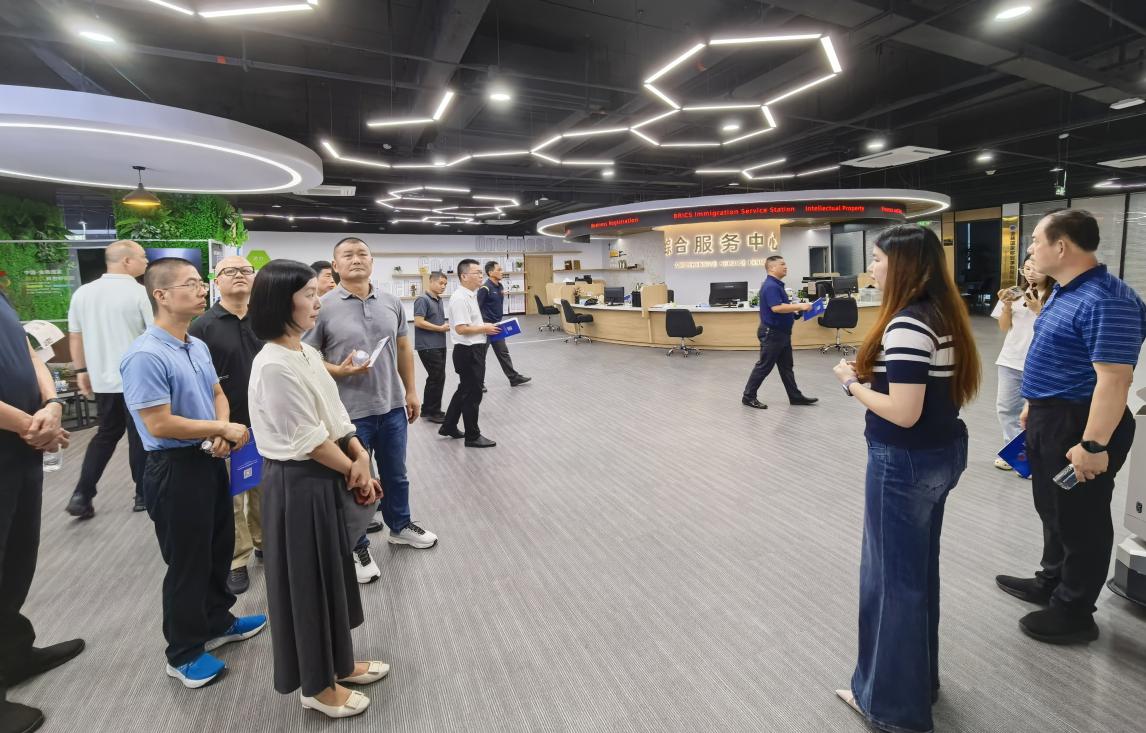 在中國-金磚國家新時代科創孵化園綜合服務中心調研學習。