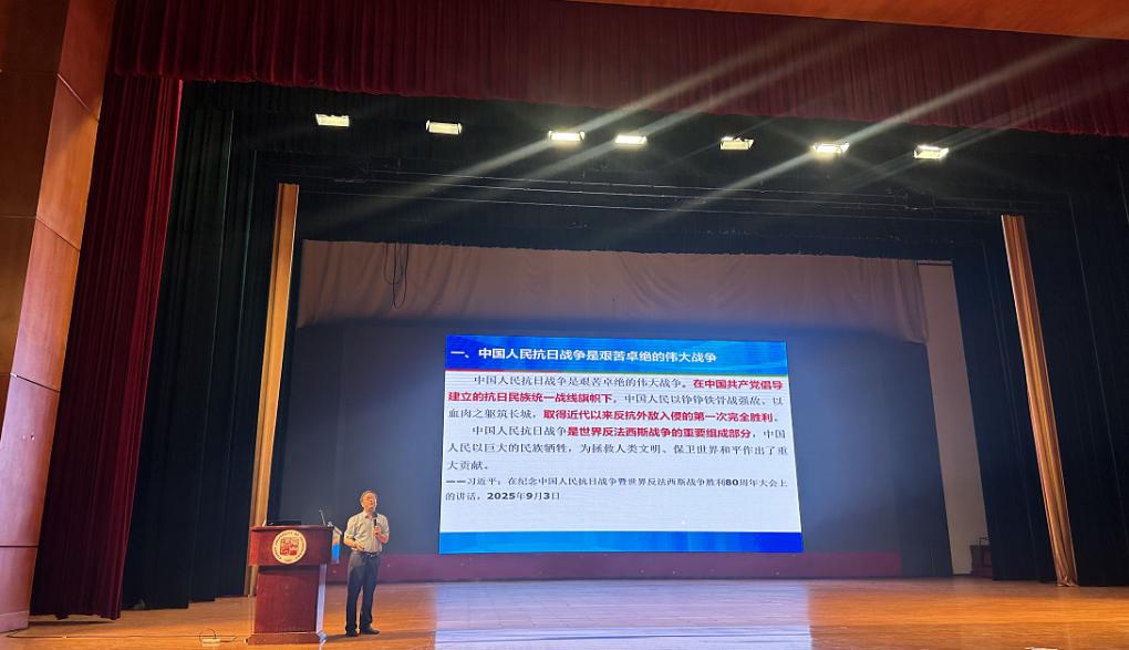 廈門理工學院教授洪認清在藝術會堂集中授課