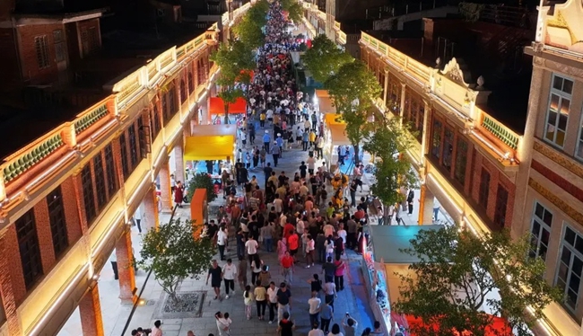 夜幕之下,街道上人潮涌動