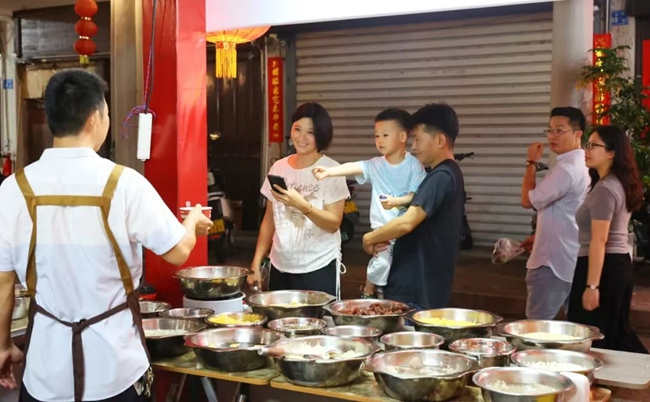 市民現場品嘗美食