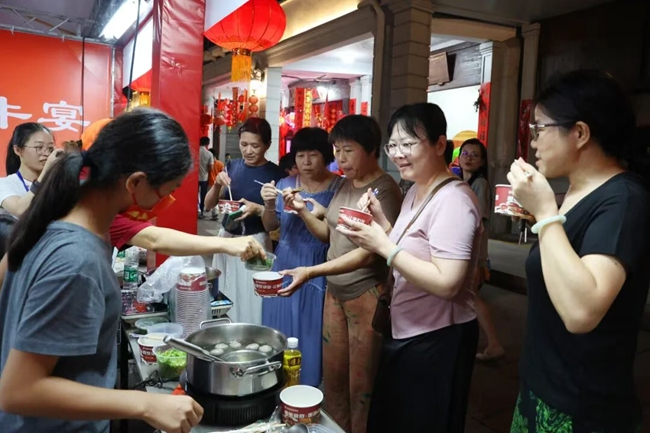 市民現場品嘗美食