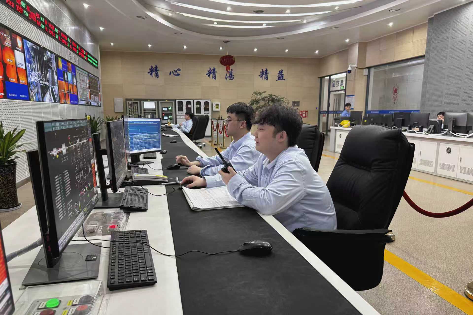 集控室內,運行值班人員全神貫注調整設備運行參數。李宜琪攝