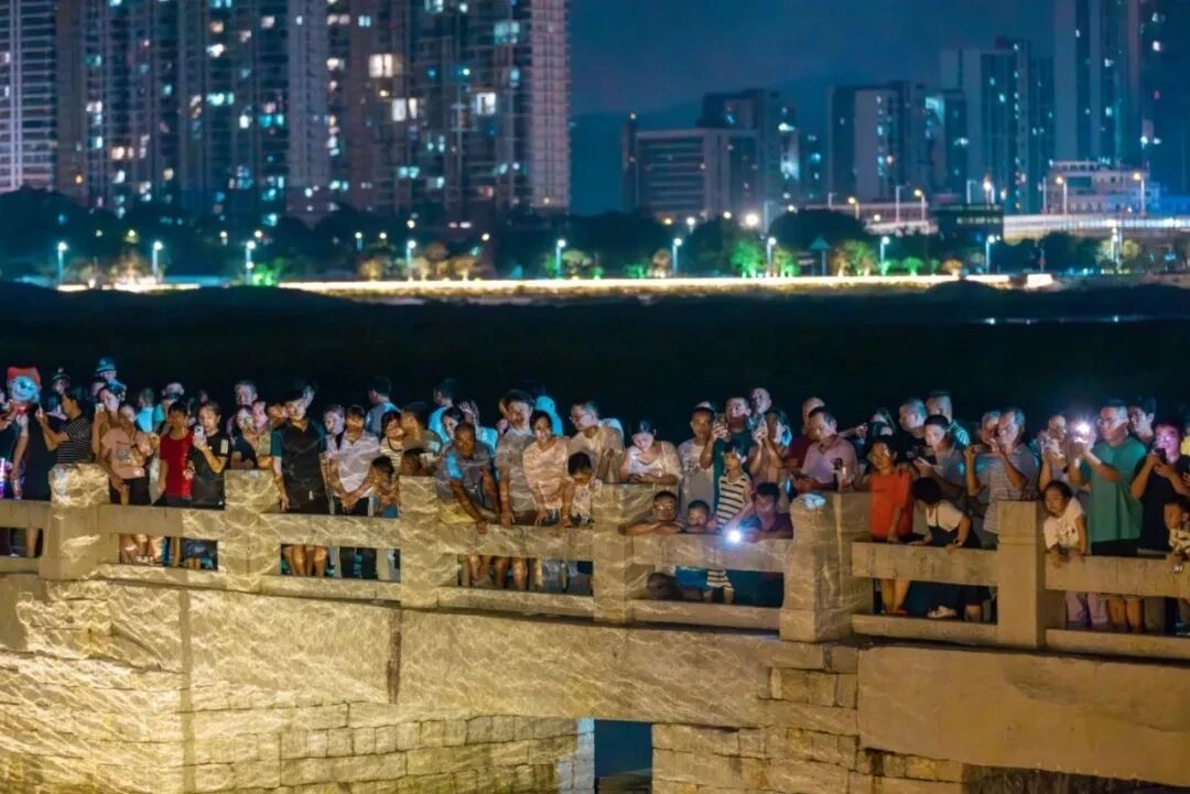 洛陽古橋在熙攘人流中熠熠生輝。