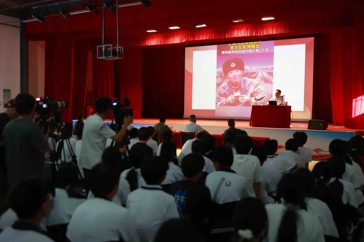 申进科以《清澈的爱 只为中国》为题,为学生们带来了一堂生动的国防教育课