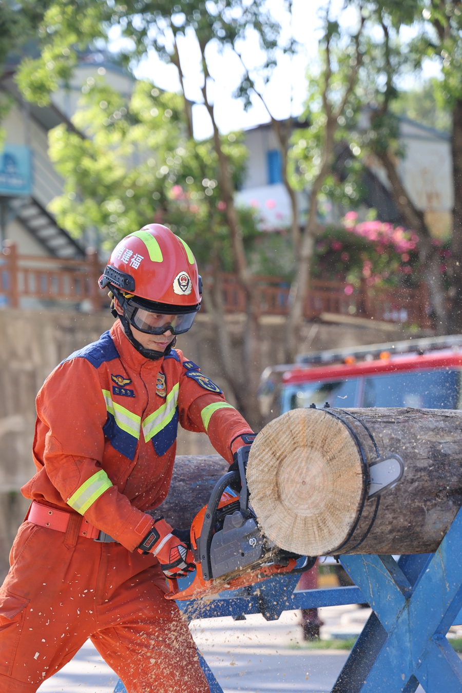 消防员使用机动链锯精准切割木桩，进行切割救援技能训练