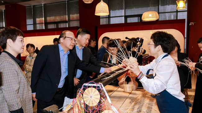 安溪竹藤编非物质文化遗产代表性传承人陈红萍向来宾展示安溪竹藤编技艺。中共安溪县委宣传部供图