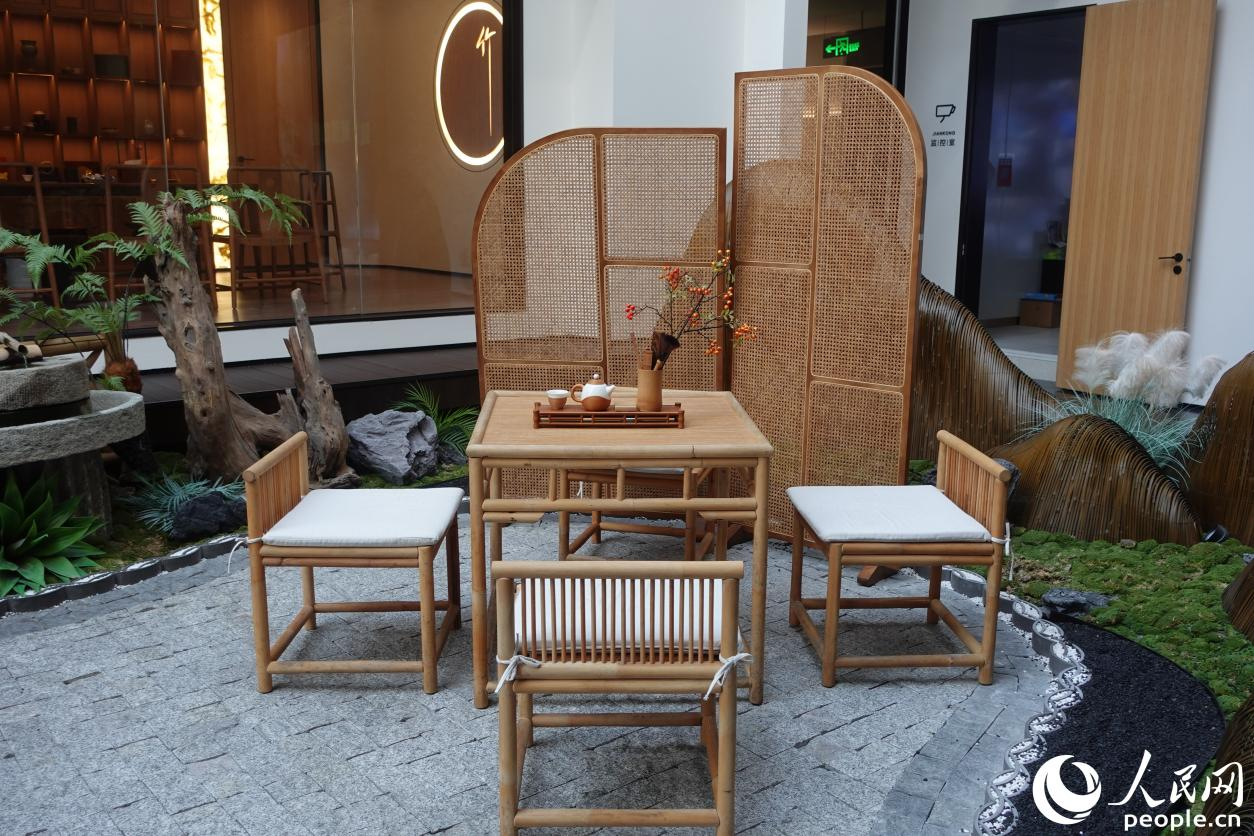 竹制茶桌、茶具、裝飾屏風等產品，呈現竹材在高端家居領域的創新應用。人民網 謝星宇攝