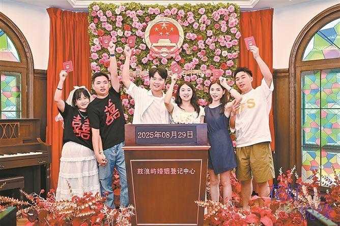 新人在鼓浪嶼婚姻登記中心頒証室拍照留念。