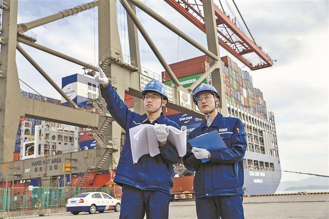 國網廈門供電公司工作人員正在對廈門遠海碼頭港口岸電配電設備進行巡視檢查。國網廈門供電公司供圖