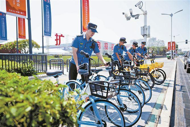 “城管藍”為投洽會保駕護航。記者 林銘鴻攝