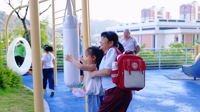 孩子体验公园内设施