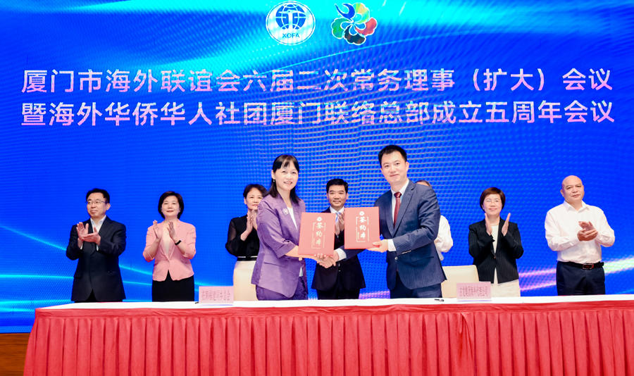厦门古龙食品有限公司与在韩福建同乡总会签订合作协议。主办方供图