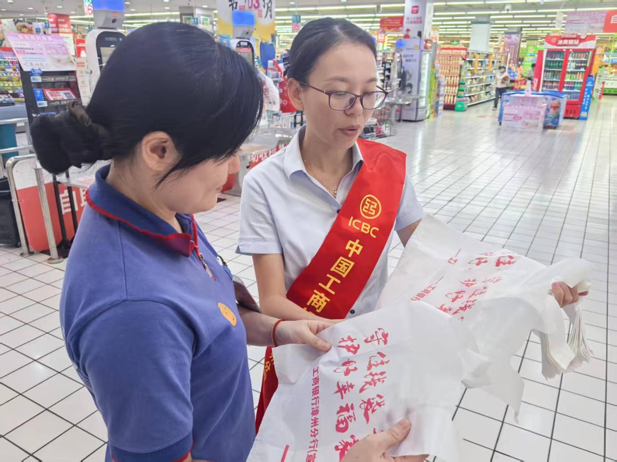 印有标语的环保购物袋。