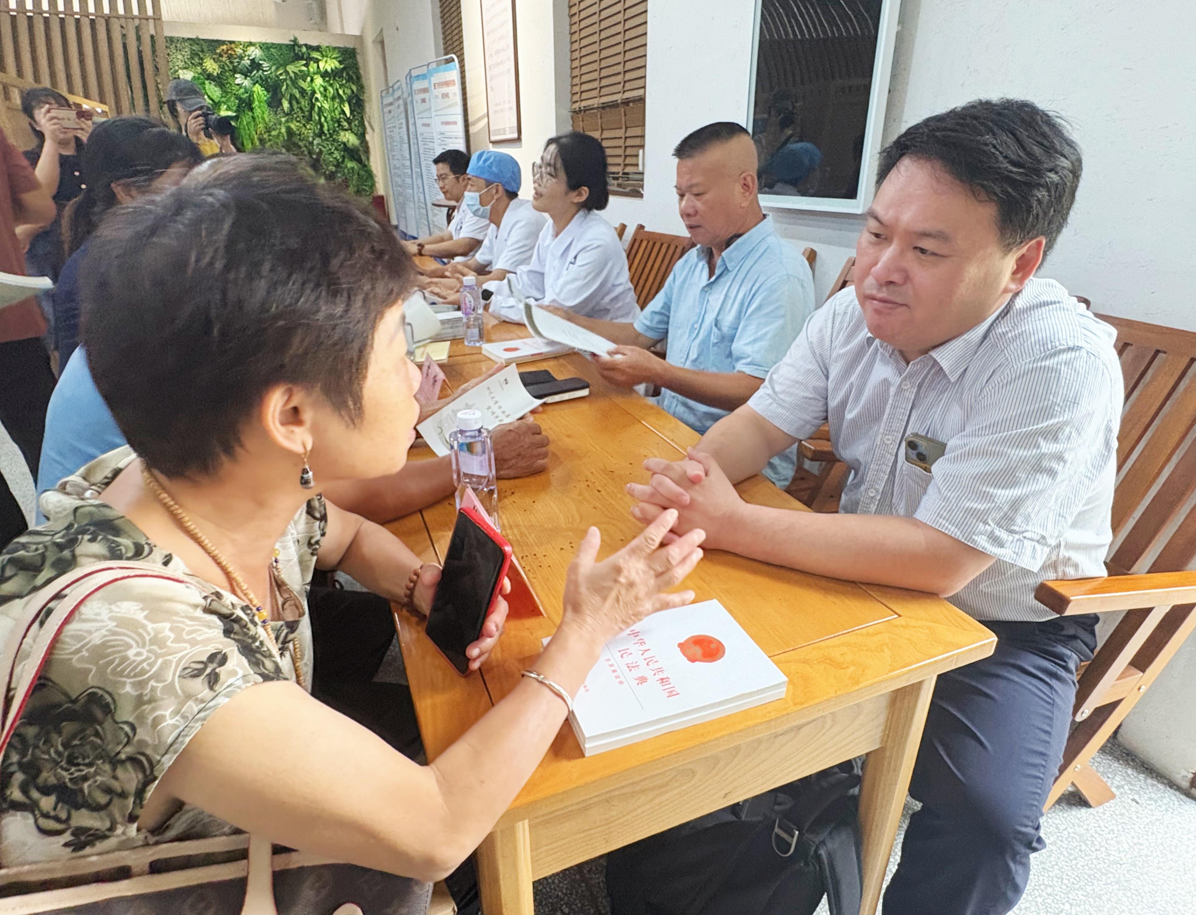 2025年8月16日，“僑法護航健康行，情暖竹壩僑家園”活動中開展義診和法律咨詢服務。廈門市僑聯供圖