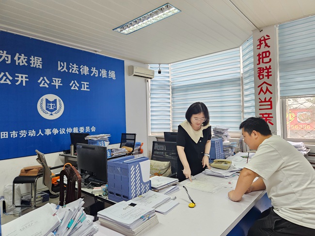 青年仲裁员为前来咨询的群众答疑释惑。