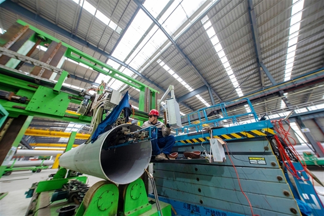 周寧不鏽鋼深加工產業園青山鋼管廠房內,多條生產流水線高效運轉。劉志瑋攝