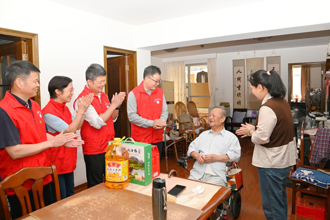 黨員們自發捐助1500多元,慰問6名社區退役軍人及高齡老人。陳美蓉攝