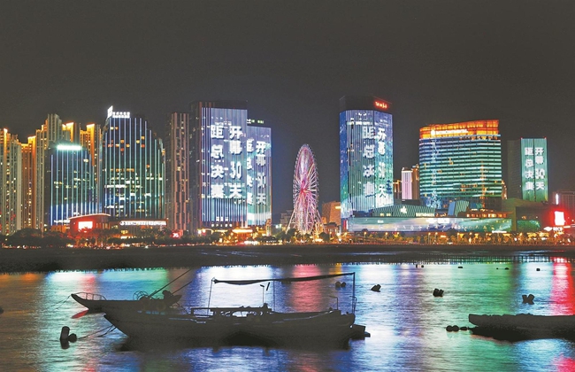 “博創賽燈光秀”主題活動通過前沿的光影技術,點亮泉州中心市區和晉江兩岸夜景,持續為大賽造勢。(融媒體記者吳宗寶 攝)