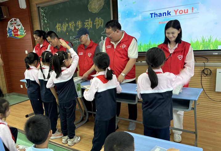 工作人員為孩子們發放宣傳小禮品。