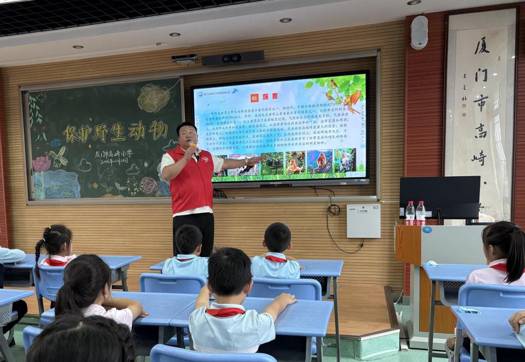 工作人員講解野生動物知識。